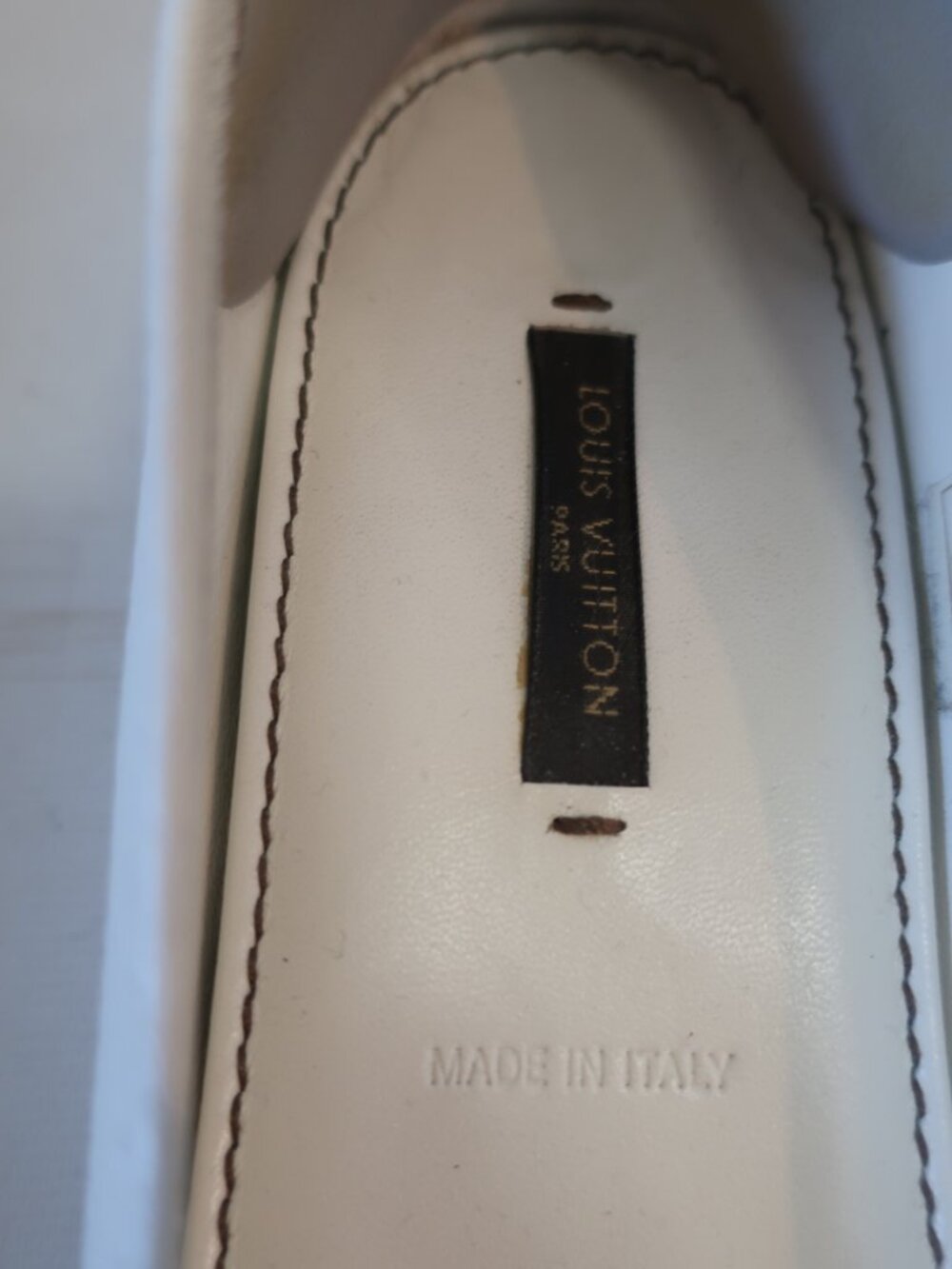 Women Louis Vuitton Ivory Pebbled Leather Flats W/Metal LV Logo 38 EUR/US 8 - Picture 3 of 10